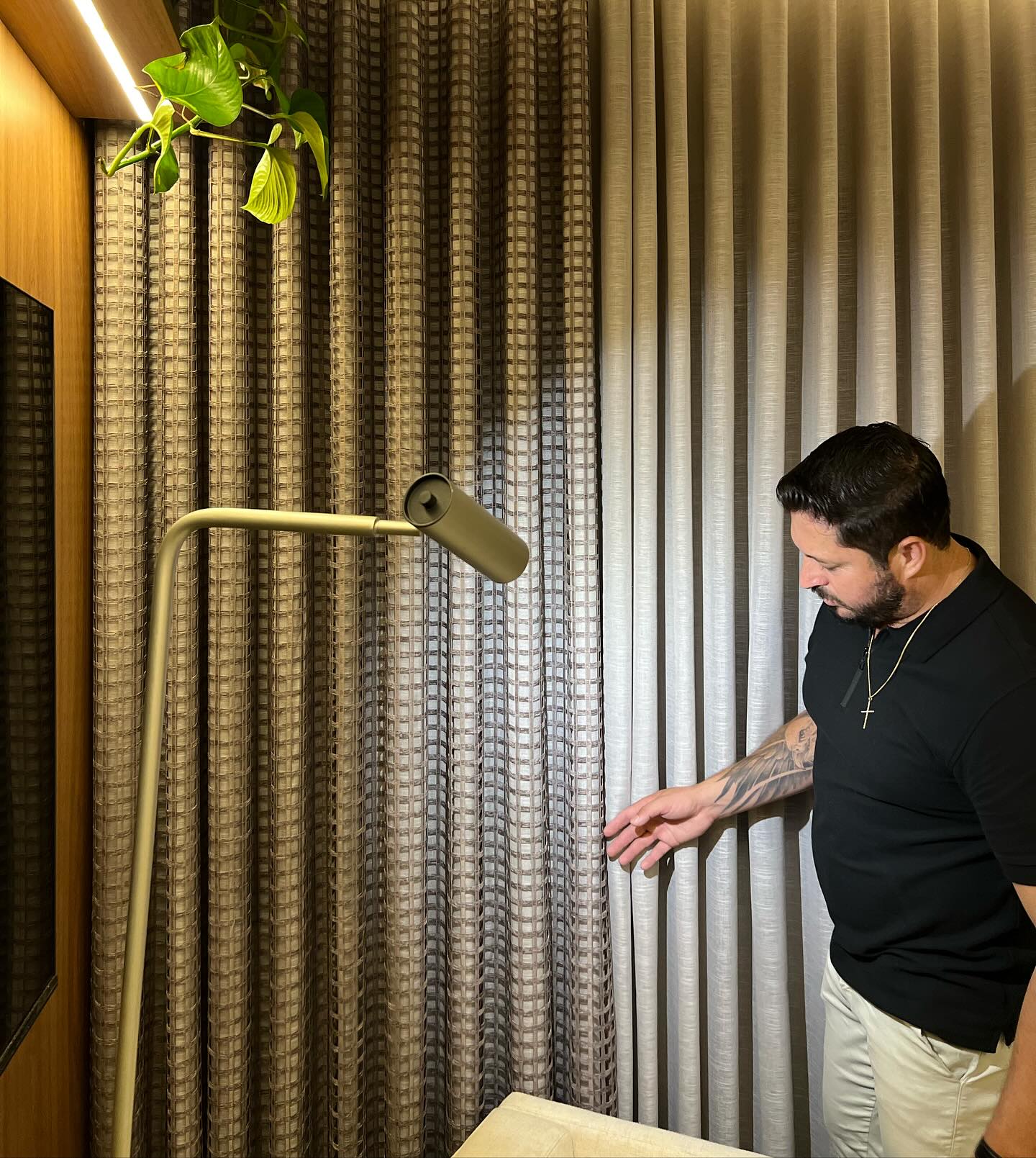 Integrante da equipe da SrHouse Decor avaliando o acabamento de cortina de voil sob medida