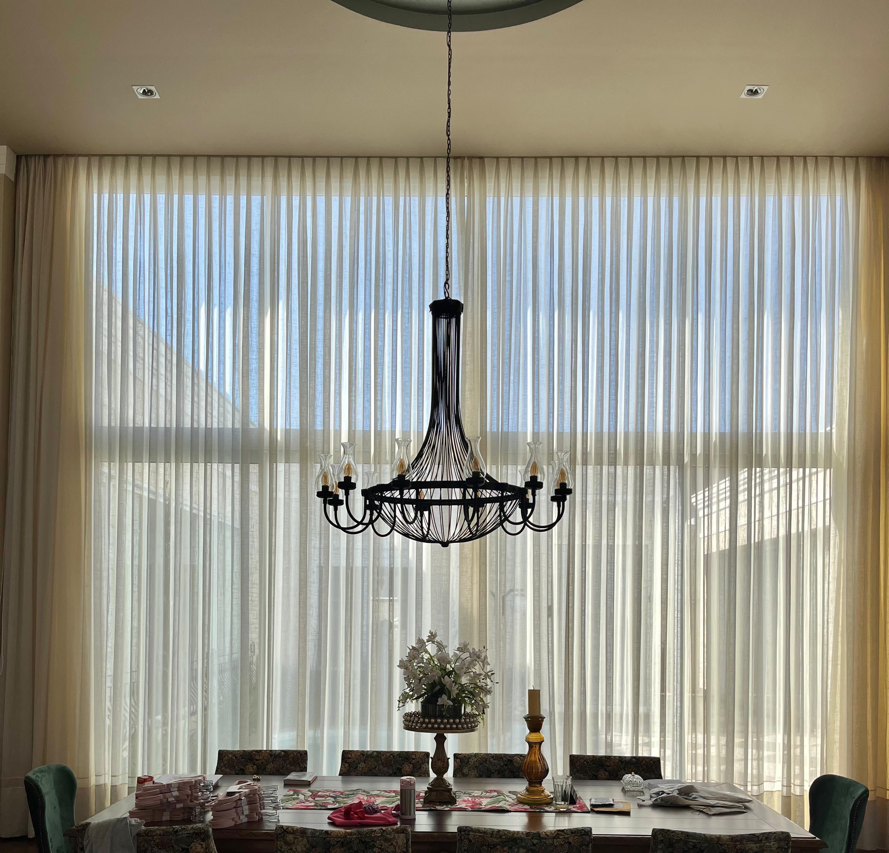 Cortina de voil em sala de jantar formal com lustre