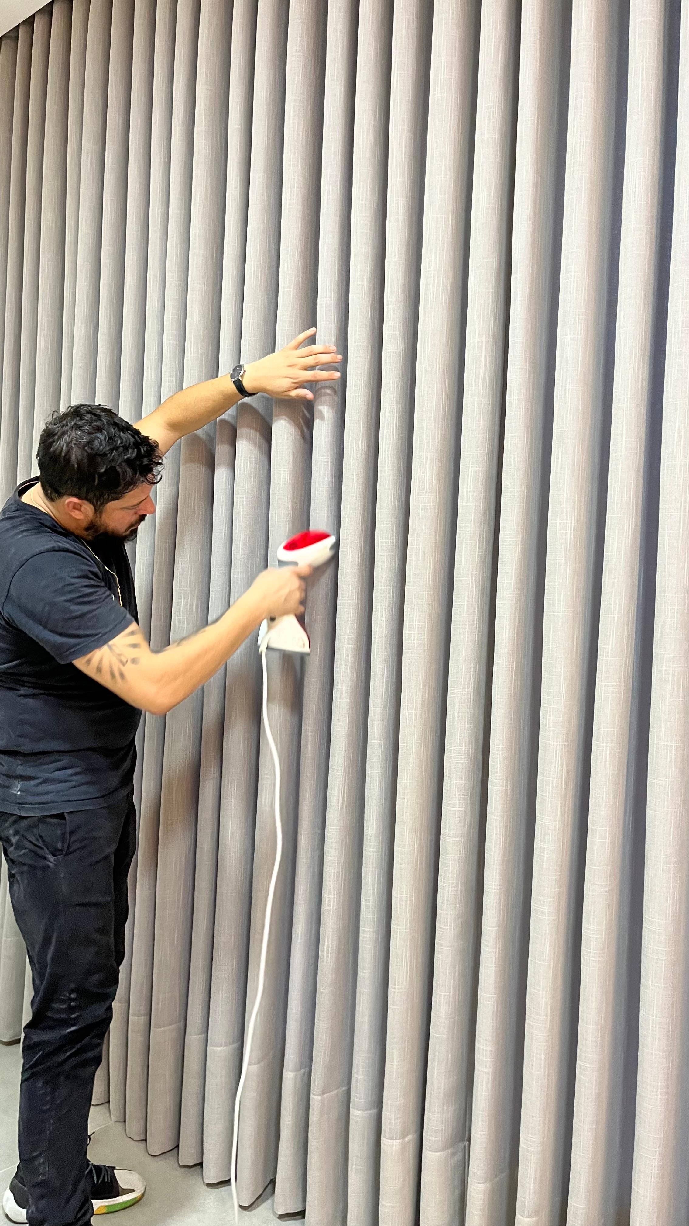 Instalador da SrHouse Decor finalizando acabamento de cortina de voil